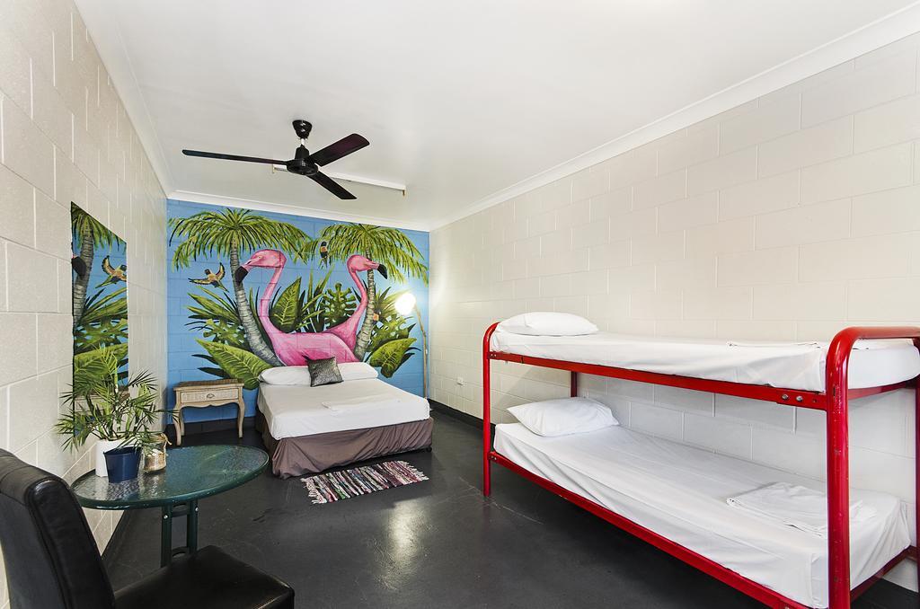 Adventurers Backpackers Hostel Townsville Bagian luar foto